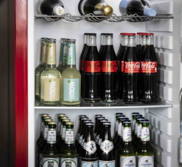 Offener Getränkekühlschrank mit Softdrinks, Wasser und Bier – Teil des Getränkeangebots im MeetingRAUM Ingolstadt.
