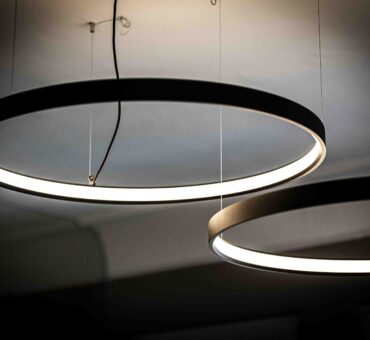 Zwei moderne, kreisförmige LED-Pendelleuchten an der Decke – stilvolle Lichtgestaltung im MeetingRAUM Ingolstadt.