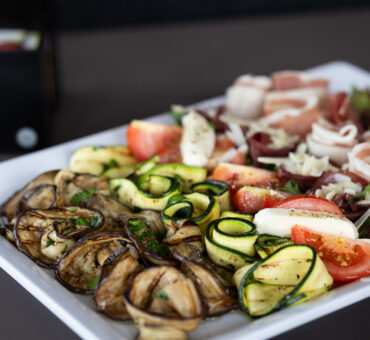 Antipastiplatte, gegrilltes Gemüse, Parmaschinken, Brassaola mit Rucola und Parmesan, Tomaten-Mozzarella - serviert im MeetingRAUM Ingolstadt.